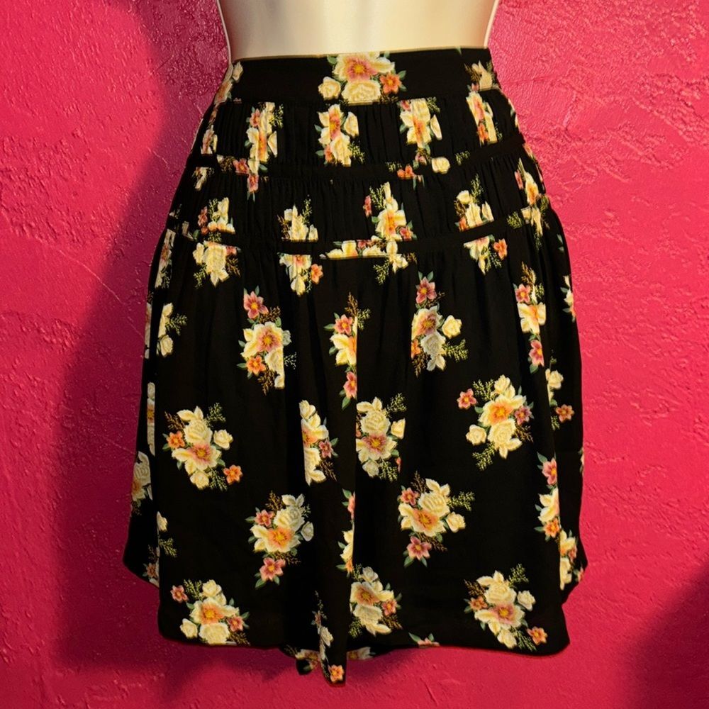 Loft black floral print skirt sz 10. feminine flirty floral